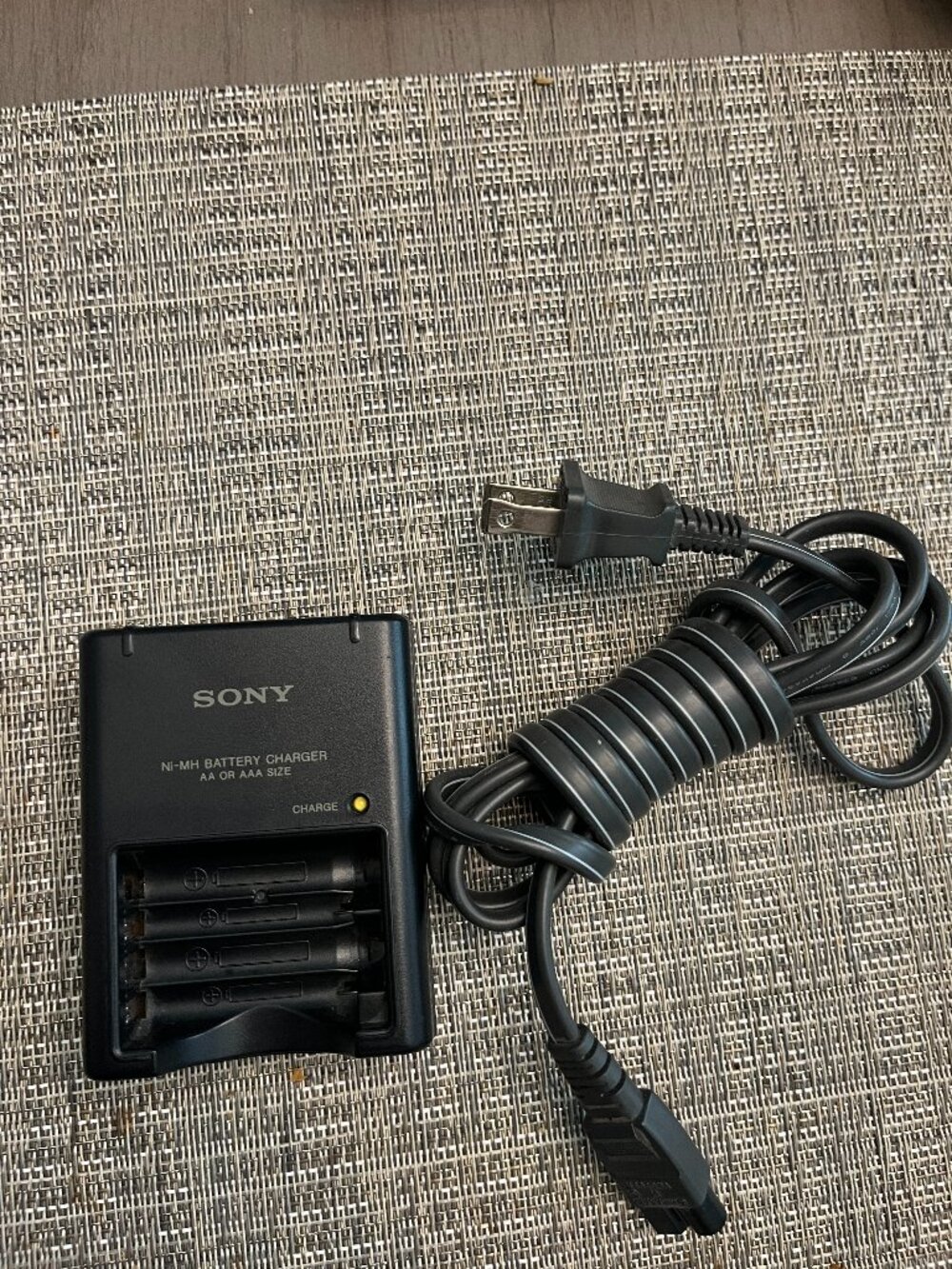 Sony Ni-MH Battery Charger BC-CS2A Charges AA or AAA Tested Working